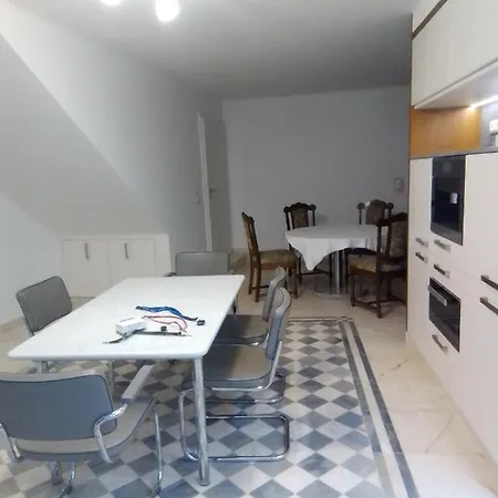 Bellevue Apartment *